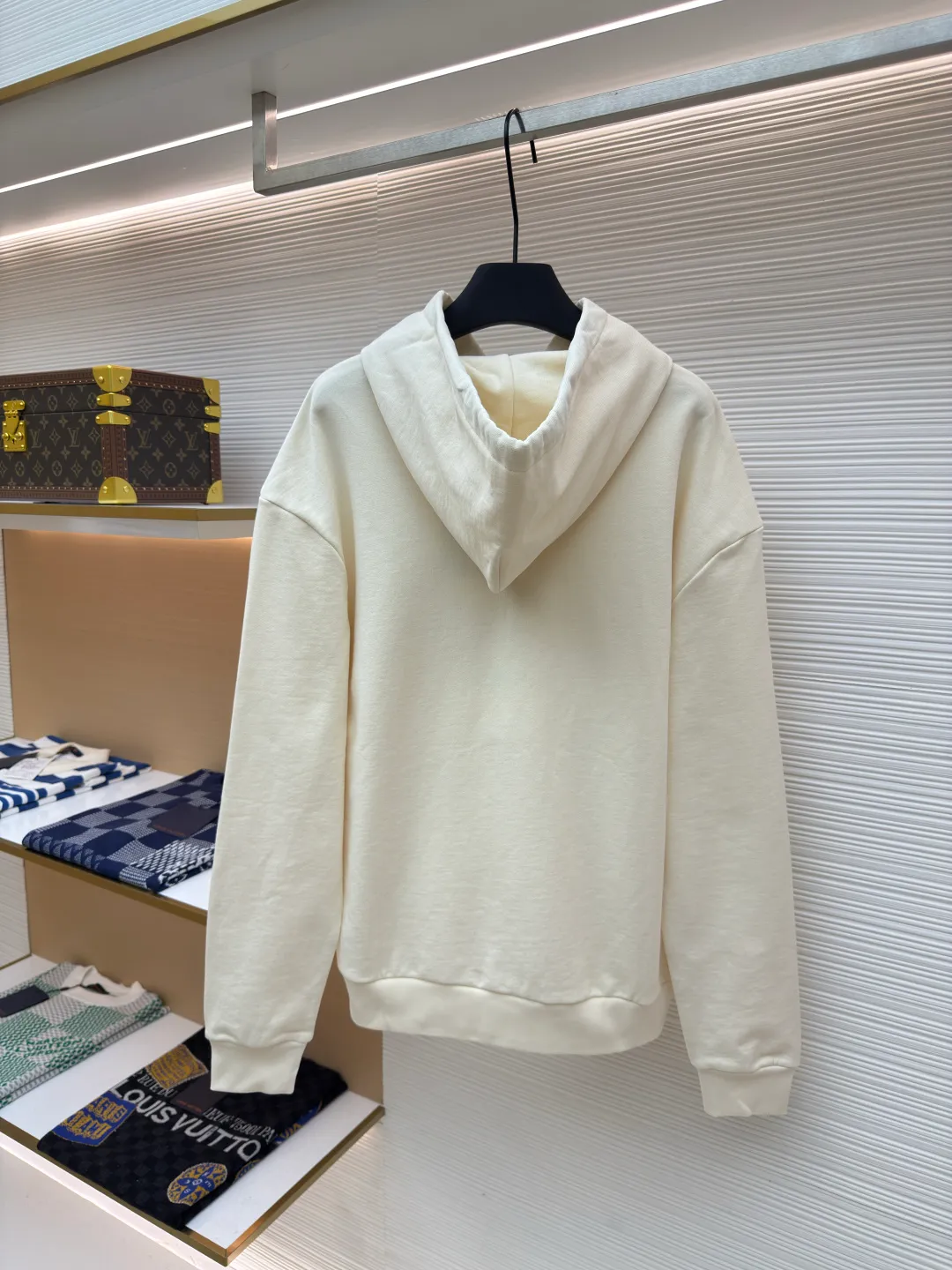LOUIS VUITTON blue rope floral letter printed hooded sweatshirt ●Authentic product: purchased and developed by 11100 ●Item number: 1680405-A90 ●Fabric: pure cotton knitted fabric ●Technology: printing production ●Version: fitted version ●Weight: about 750 grams ●Size: XS-S-M-L ●Description: Made of 100% cotton knitted fabric, light and breathable, perfect for summer wear. The creamy white body is boldly printed with the blue Vuitton flower pattern from the 2025 autumn and winter show on the front, which contrasts sharply with the background color. The specially designed blue rope strap is paired with an antique gold metal top that echoes the tones of the print. The sweatshirt has a loose, one-size-fits-all fit, with comfortable ribbing at the waist and hem. It features the signature co-branded print on the chest and practical large pockets on the sides. The overall design not only retains the casual feel of streetwear, but also incorporates classic Louis Vuitton elements. It shows a unique fashion attitude through exquisite printing technology and exquisite detail processing. The cotton fabric ensures wearing comfort, while the fine printing process ensures the lasting vividness of the pattern. The overall wiring is straight and delicate, the fabric is comfortable and soft, and the color is consistent without color difference. It can be matched with the same style to create a fashionable look and control various occasions. Customized accessories, complete with three standards, same style for men and women!